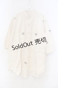 Karl Helmut / パッチ刺繍コットンビッグシャツ  アイボリー O-25-11-15-085-EL-TO-IG-OS