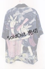 Karl Helmut / 餅つきうさぎアロハシャツ  ネイビー O-25-11-17-044-EL-BL-IG-ZT449