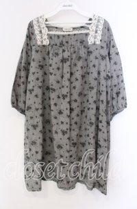 LILYAN HOUSE / ローズプリントチュニック  グレー O-25-11-17-032-LO-OP-IG-ZI