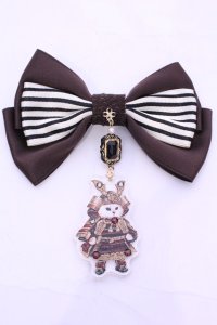 Enchantlic Enchantilly / 193 絢爛たる鎧を身に纏った双子の子猫物語  リボンブローチ  A（赤系） O-25-11-21-1044-LO-AC-OW-ZT271