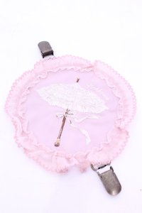 PINK HOUSE / パラソル刺繍ワッペン付きたくし上げクリップ  ピンク O-25-11-21-1003-LO-ZA-IG-ZT271