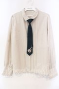 axes femme / バラ刺繍ネクタイ付きブラウス  ベージュ×グリーン O-25-11-22-085-AX-BL-IG-OS