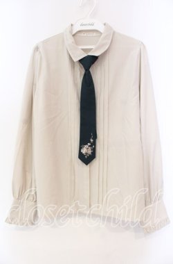 画像1: axes femme / バラ刺繍ネクタイ付きブラウス  ベージュ×グリーン O-25-11-22-085-AX-BL-IG-OS