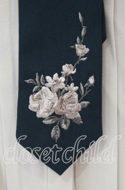 画像3: axes femme / バラ刺繍ネクタイ付きブラウス  ベージュ×グリーン O-25-11-22-085-AX-BL-IG-OS