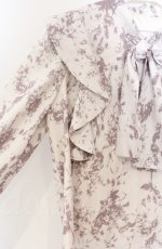 画像2: 【SALE】An MILLE / 花柄フリルボウタイブラウス  ベージュ O-25-11-24-021-EL-BL-OW-ZT524 (2)