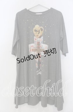 画像1: 【SALE】jouetie / 十字架プリントカットワンピース  グレー O-25-11-28-036-EL-TO-IG-ZT476