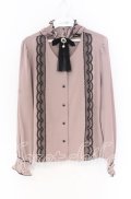 Rojita / スタンドカラーリボンブローチ付ブラウス  ピンク×クロ O-25-12-02-1036-LO-BL-IG-OS