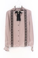 Rojita / スタンドカラーリボンブローチ付ブラウス  ピンク×クロ O-25-12-02-1036-LO-BL-IG-OS