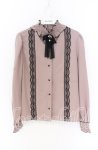 画像1: Rojita / スタンドカラーリボンブローチ付ブラウス  ピンク O-25-12-02-1009-LO-BL-IG-ZS (1)