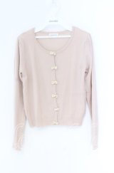 LODISPOTTO / ビジューベロアリボンカーディガン  ピンクベージュ O-25-12-02-1018-LO-TO-IG-OS