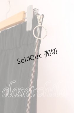 画像2: LISTEN FLAVOR / プリーツフラップ付アシメガウチョパンツ  ブラック O-25-12-02-026-PU-PA-IG-OS