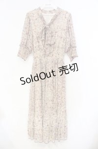 An MILLE / フラワーリボンタイプリーツワンピース  ベージュ O-25-12-04-084-EL-OP-OW-OS