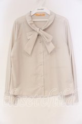 Fi.n.t  / タックリボンタイシャツ F ベージュ O-25-12-04-022-LO-BL-OW-OS