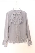 axes femme / ラッフルフリルブラウス  グレー O-25-12-05-084-AX-BL-IG-OS