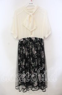 axes femme / リボン付レイヤード花柄ワンピース  アイボリー×クロ O-25-12-06-063-AX-OP-IG-ZT1212G