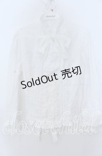 Innocent World / 大きなリボンのスタンドカラーブラウス  シロ O-25-12-07-053-IW-BL-OW-OS