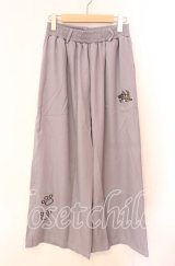 NieR Clothing / 刺繍入りワイドパンツ F ガオマル（グレー） O-25-12-09-022-PU-PA-OW-OS
