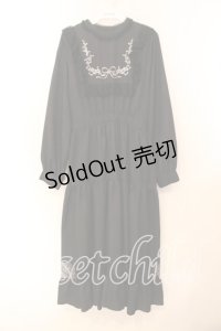 axes femme POETIQUE / ブロッキングブーケ刺繍ワンピース  クロ O-25-12-13-082-AX-OP-IG-OS