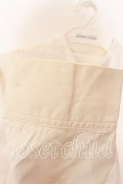 画像2: INGEBORG / 袖ロゴ刺繍タックブラウス  シロ O-25-12-17-041-LO-BL-IG-OS