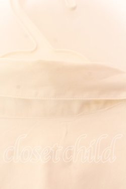 画像3: INGEBORG / 袖ロゴ刺繍タックブラウス  シロ O-25-12-17-041-LO-BL-IG-OS