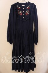 axes femme POETIQUE / ブロッキングベリー刺繍ワンピース  ネイビー O-25-12-17-081-AX-OP-IG-OS