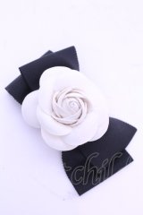 INGEBORG / カメリアクリップブローチ コサージュ  シロ×クロ O-25-12-18-2002-LO-AC-IG-OS