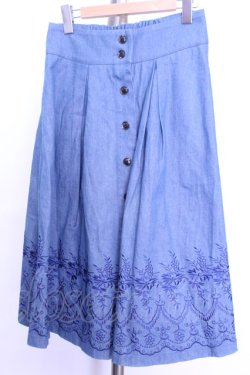 画像1: axes femme / 裾刺繍デニムスカート  ブルー O-26-01-12-2002-AX-SK-IG-OS