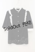 Jamie エーエヌケー / フリル立ち襟半袖ブラウス  クロ×シロ O-26-01-13-065-LO-TO-IG-OS
