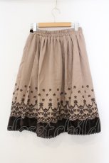 画像2: axes femme / 裾刺繍入りミディスカート M ベージュ O-26-01-15-074-AX-SK-YM-ZT249 (2)
