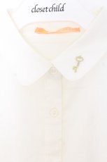 画像2: Fi.n.t / 鍵刺繍クレリックシャツ F アイボリー O-26-01-16-020-CA-BL-OW-ZT548 (2)