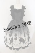 ALICE and the PIRATES / 悪魔猫と終末の砂時計柄ジャンパースカートI  クロ O-26-01-19-005-PA-OP-OW-OS