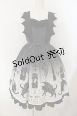 ALICE and the PIRATES / 悪魔猫と終末の砂時計柄ジャンパースカートI  クロ O-26-01-19-005-PA-OP-OW-OS