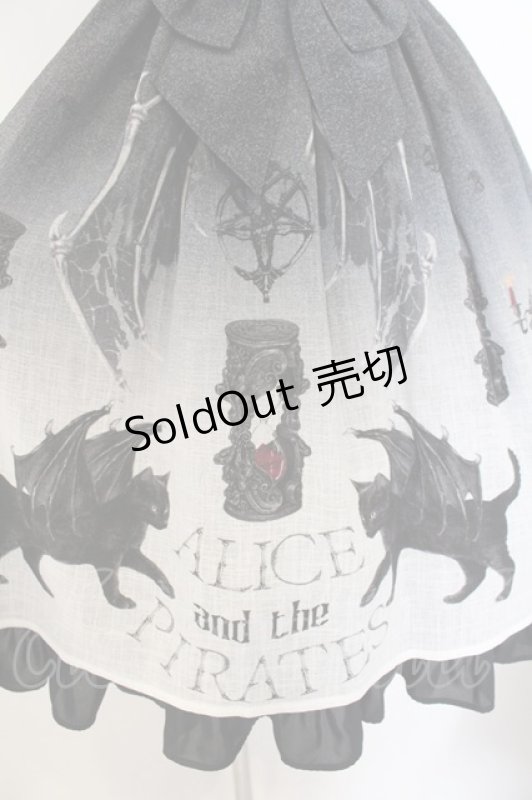 画像3: ALICE and the PIRATES / 悪魔猫と終末の砂時計柄ジャンパースカートI  クロ O-26-01-19-005-PA-OP-OW-OS (3)