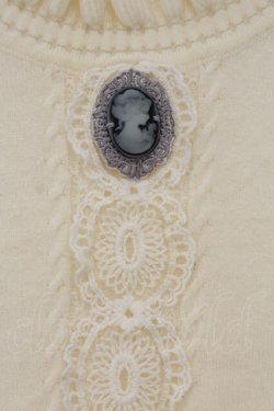 画像2: axes femme / カメオ付ペプラムニット F キナリ O-26-01-26-041-AX-TO-OW-OS