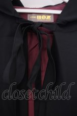 画像2: ATELIER BOZ / フード付きミニマント  ブラック・裏地ボルドー O-26-01-27-090-EL-JA-OW-OS (2)