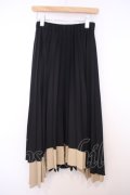 HARE / ランダムプリーツスカート  ブラック×ベージュ O-26-01-27-096-PU-SK-IG-OS