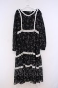 axes femme / レース使いティアード花柄ワンピース  クロ O-26-02-04-1068-AX-OP-IG-OS