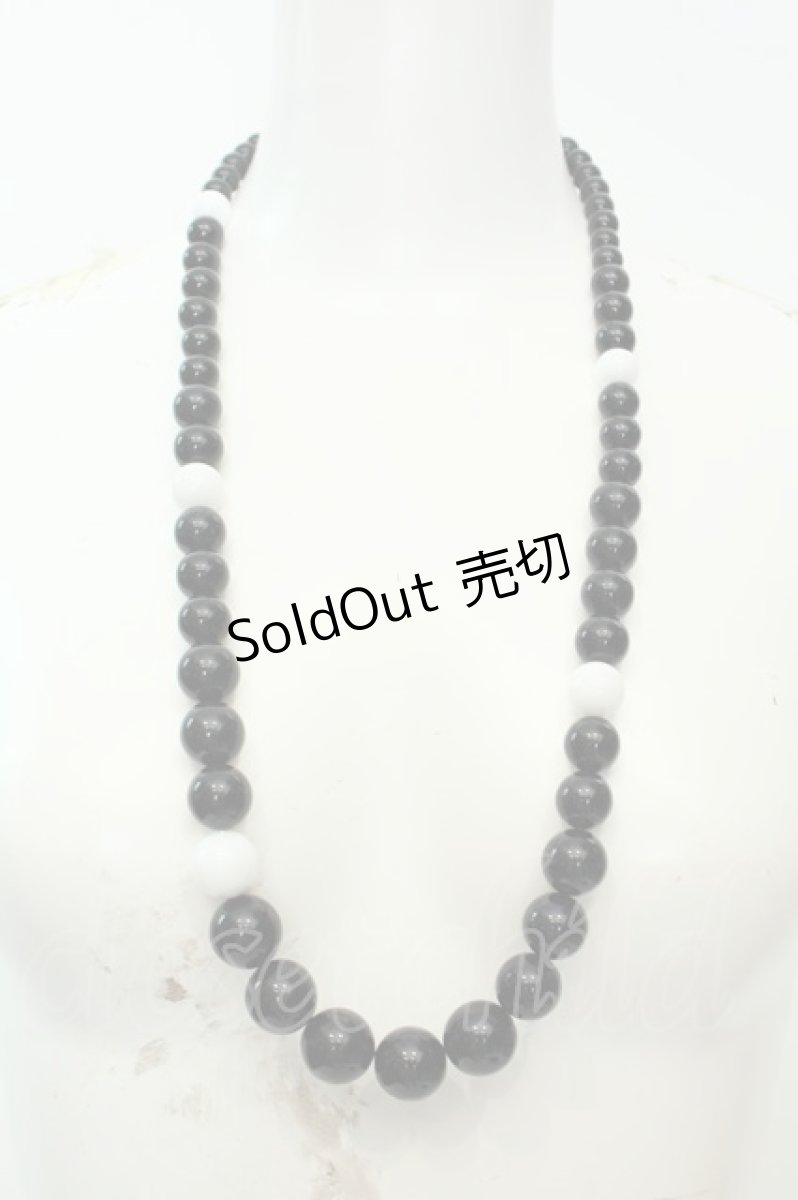 画像1: axes femme / 大粒ビーズネックレス  クロ×シロ O-26-02-06-1020-AX-AC-OW-ZT575-F004 (1)