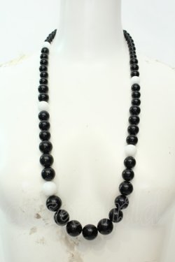 画像1: axes femme / 大粒ビーズネックレス  クロ×シロ O-26-02-06-1020-AX-AC-OW-OS