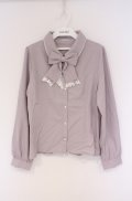 axes femme POETIQUE / キャットブローチ付ブラウス（ブローチ欠品） M ラベンダー O-26-02-07-1004-AX-BL-OW-OS