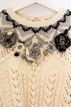 画像2: WONDERFUL WORLD / ローズモチーフ透かし編みニット  アイボリー×クロ O-26-02-26-042-LO-TO-IG-OS