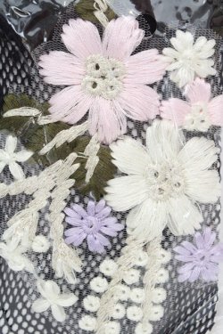 画像2: Hoshibako Works / 花モチーフ刺繍ワッペン付き靴下  クロ O-26-03-07-2004-LO-ZA-IG-OS
