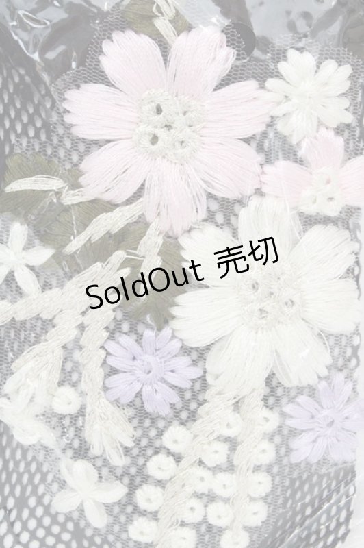 画像2: Hoshibako Works / 花モチーフ刺繍ワッペン付き靴下  クロ O-26-03-07-2004-LO-ZA-IG-ZT651-F001 (2)