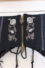 画像2: Ozz Croce / 薔薇刺繍フラップ付きコルセット  ブルー O-26-03-08-022-OO-ZA-OW-OS (2)