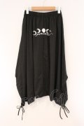 NieR Clothing / 転写プリントサルエルパンツ  ブラック ムーンプリント O-26-03-10-080-PU-PA-IG-OS
