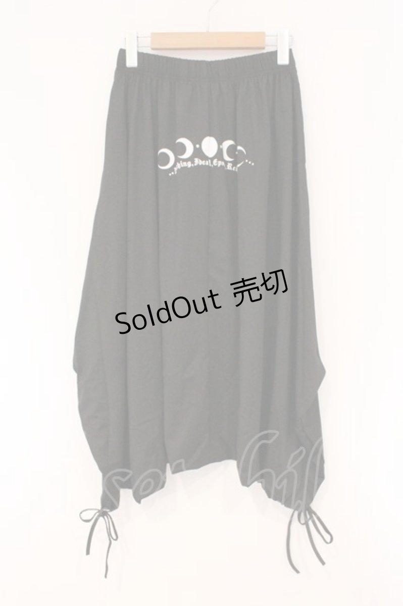 画像1: NieR Clothing / 転写プリントサルエルパンツ  ブラック ムーンプリント O-26-03-10-080-PU-PA-IG-OS (1)