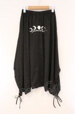 画像1: NieR Clothing / 転写プリントサルエルパンツ  ブラック ムーンプリント O-26-03-10-080-PU-PA-IG-OS (1)