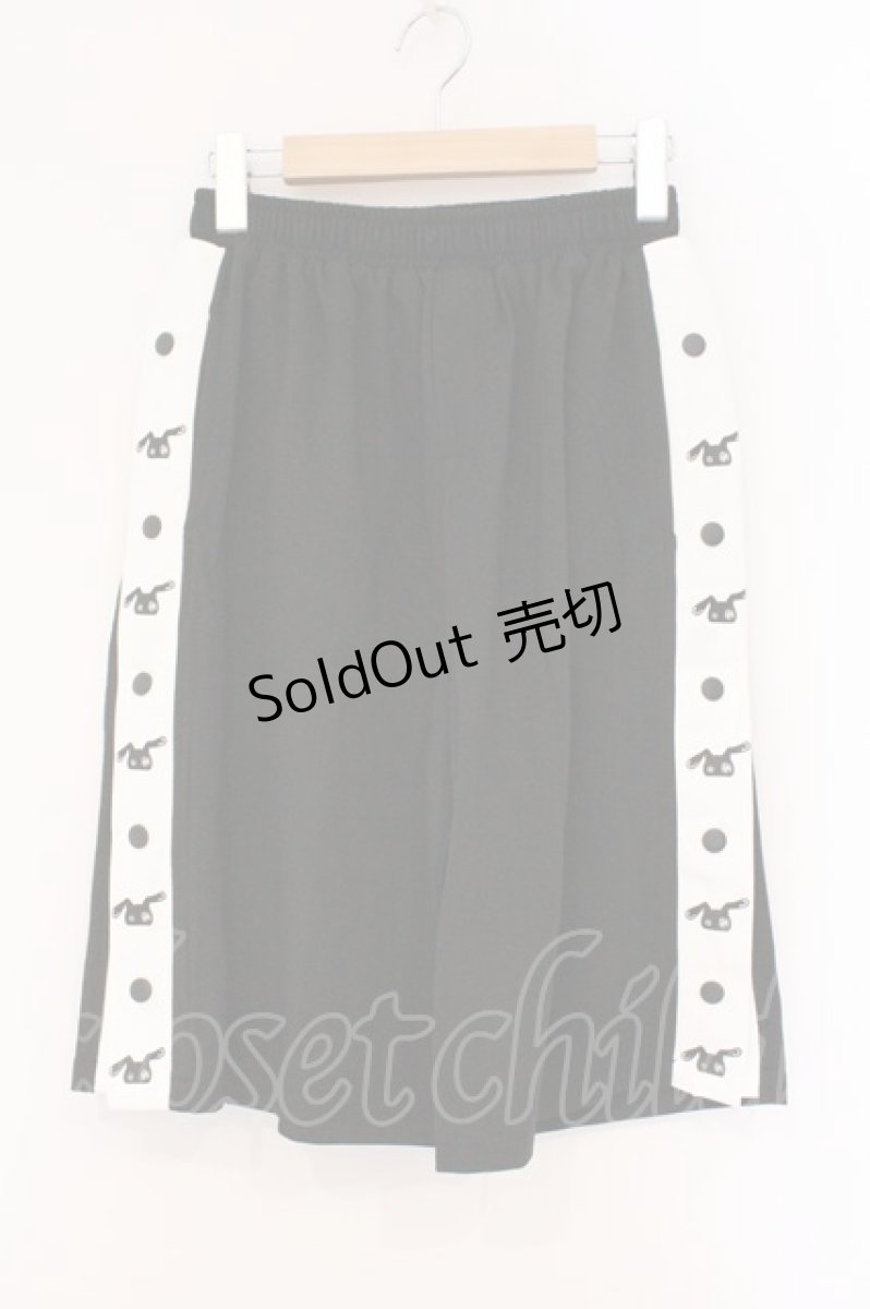 画像1: NieR Clothing / サイドボタンハーフパンツ  ブラック×ホワイト O-26-03-10-085-PU-PA-IG-OS (1)