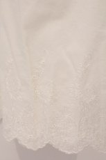 画像4: PINK HOUSE / 裾刺繍ローン切り替えカットワンピース  シロ O-26-03-10-009-LO-OP-IG-OS (4)