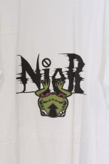 画像2: NieR Clothing / プリントTシャツ XL ホワイト×ブル君 O-26-03-13-043-PU-TS-OW-OS (2)